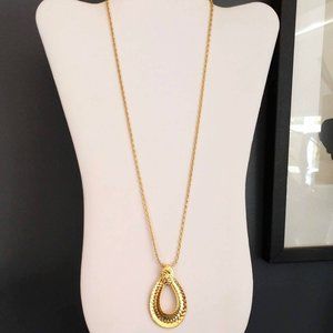 Gold hammered pendant necklace